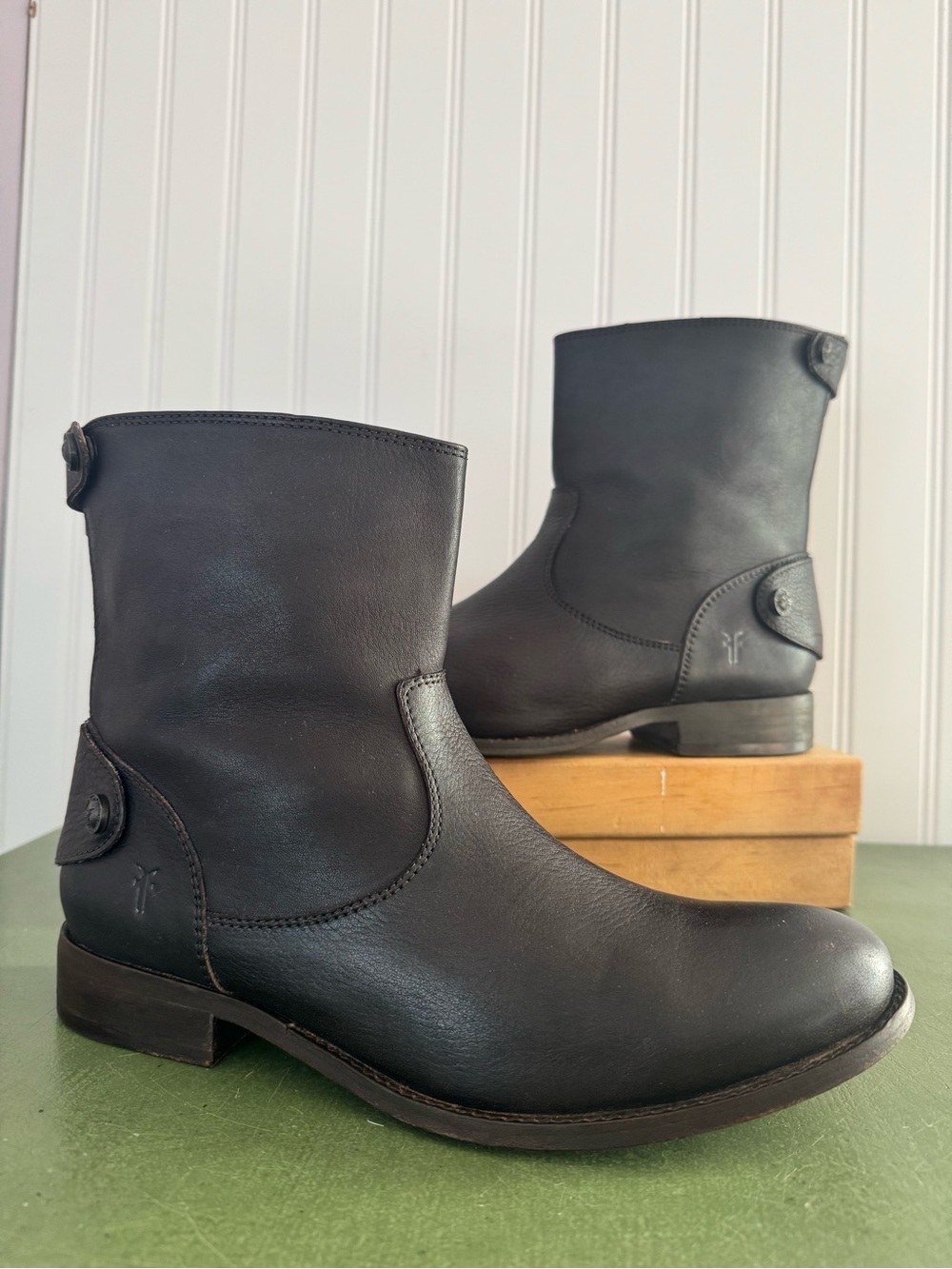 Frye MELISSA Zip Short Boots in Black Leather *Mexico*